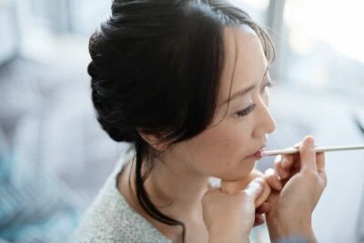 Kyoto Tokyo Japan Elopement Wedding Photographer, Planner & Videographer | Ayaka Morita is applying makeup to a woman's face for her portfolio.