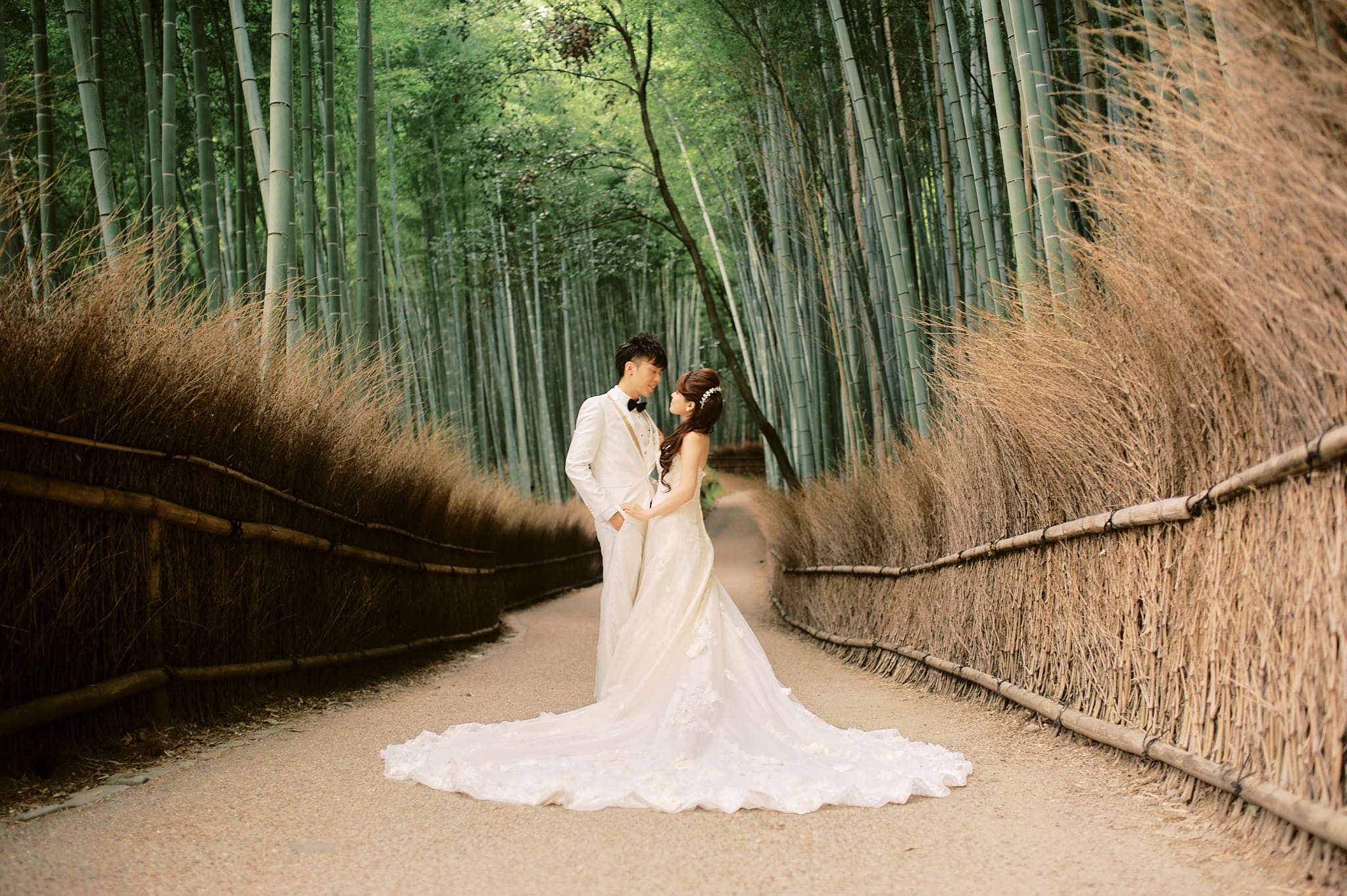 couple wedding photo in arashiyama kyoto bamboo forest